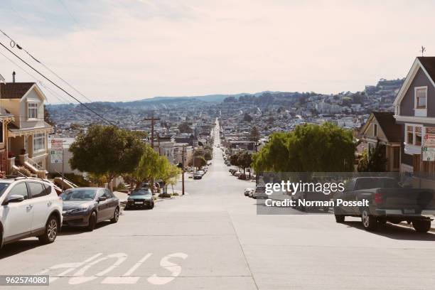 street amidst residential buildings in city, san francisco, california - san francisco street stockfoto's en -beelden