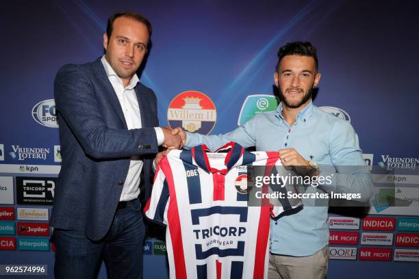 Pol Llonch Puyalto of Willem II signing a contract with Technical Manager Joris Mathijssen of Willem II during the Pol Llonch Puyalto on May 24, 2018