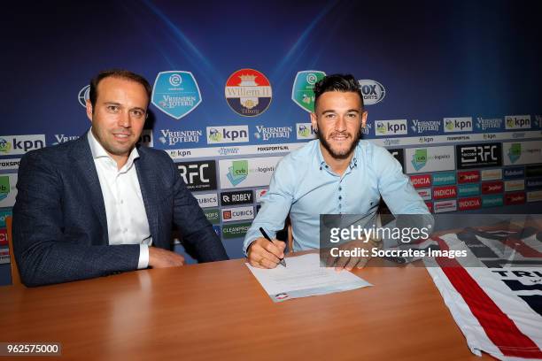 Pol Llonch Puyalto of Willem II signing a contract with Technical Manager Joris Mathijssen of Willem II during the Pol Llonch Puyalto on May 24, 2018