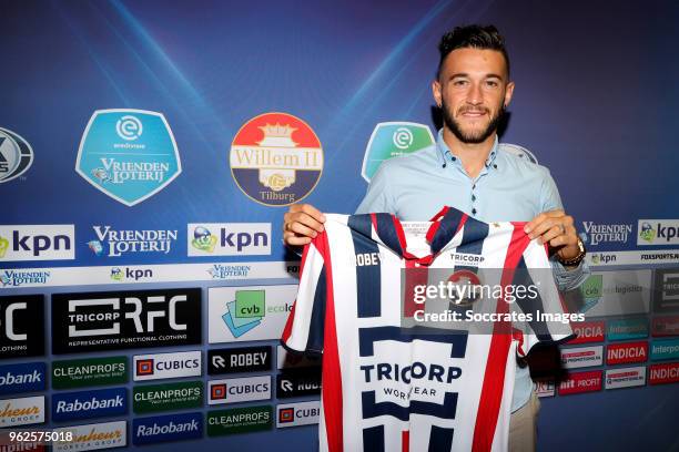 Pol Llonch Puyalto of Willem II signing a contract with Technical Manager Joris Mathijssen of Willem II during the Pol Llonch Puyalto on May 24, 2018