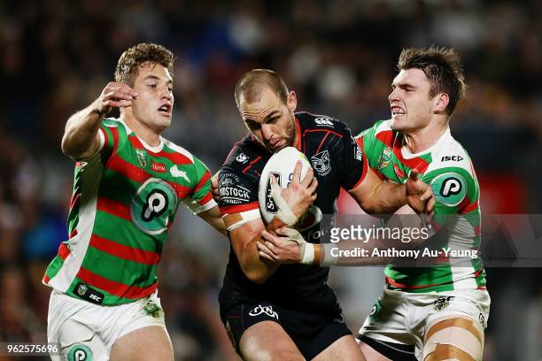 Simon Mannering of the Warriors on the charge against Cameron Murray and Angus Crichton of the Rabbitohs during the round 12 NRL match between the...