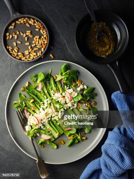 spring asparagus salad - feta cheese imagens e fotografias de stock