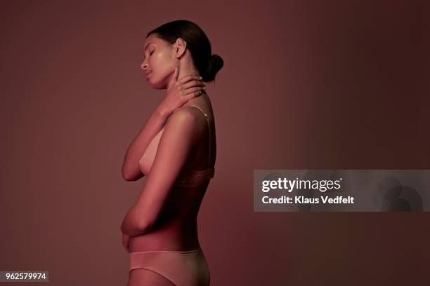 side view of woman having shoulder and neck pain - couleur chair photos et images de collection