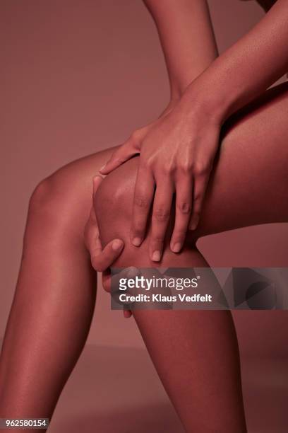 cropped image of woman having knee pains - 四肢 身體部份 個照片及圖片檔