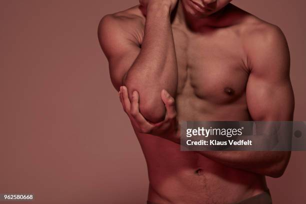 young man having elbow pain - elbow stockfoto's en -beelden