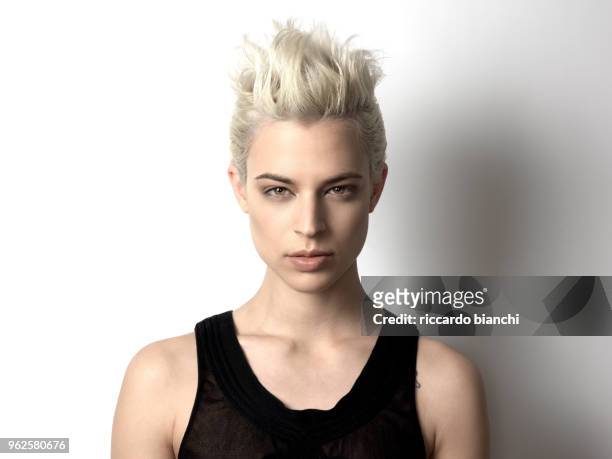 blonde woman with short hair and honey-colored eyes looks - hairstyle stock-fotos und bilder