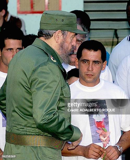 President Fidel Castro speaks with Juan Miguel Gonzalez 06 December 1999 in Cardenas, Cuba about the return of Gonzalez' son, Elian to Cuba from the...