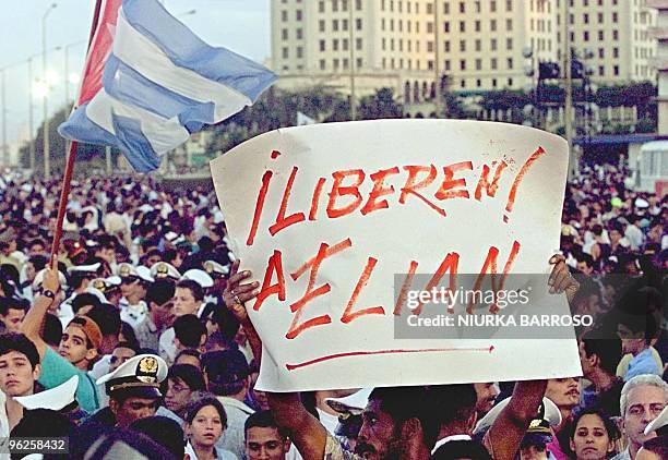 Miles de cubanos participan en una manifestacion frente a la Oficina de Interes de Estados Unidos en La Habana, el 08 de Diciembre de 1999, para...