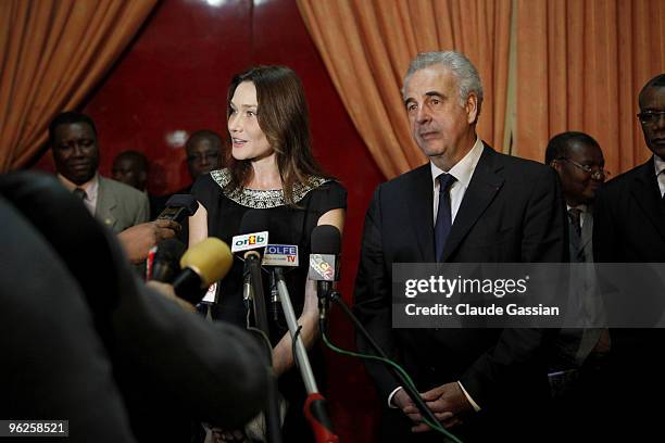 French First lady Carla Sarkozy meeting with Thomas Boni Yayi, president of Benin on January 26, 2010 at the Presidential palace in Cotonou. Carla...