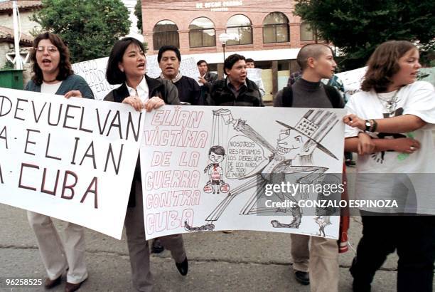 Pro-Cuban Bolivian activists rally for the return of Elian Gonzalez to Cuba. Activistas bolivianos pro Cuba marchan con pancartas frente a la...