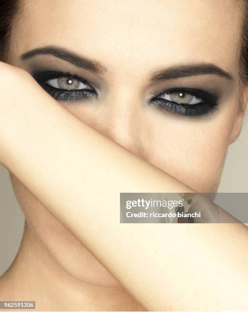 woman close-up with green eyes and black eyeshadow - smokey oogschaduw stockfoto's en -beelden