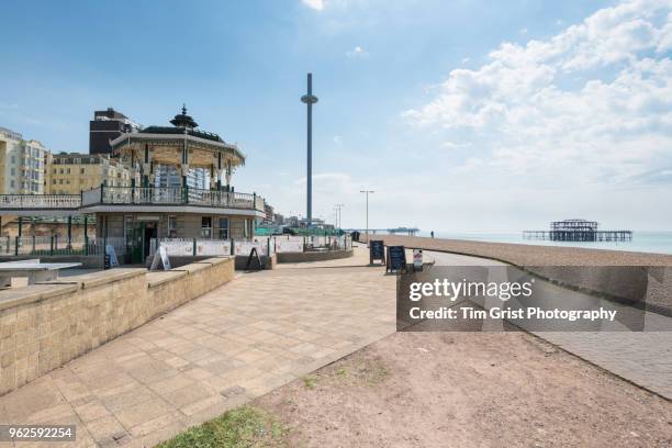 view of the bandstand on the promenade towards brighton palace pier and i360 tower. - hove fotografías e imágenes de stock