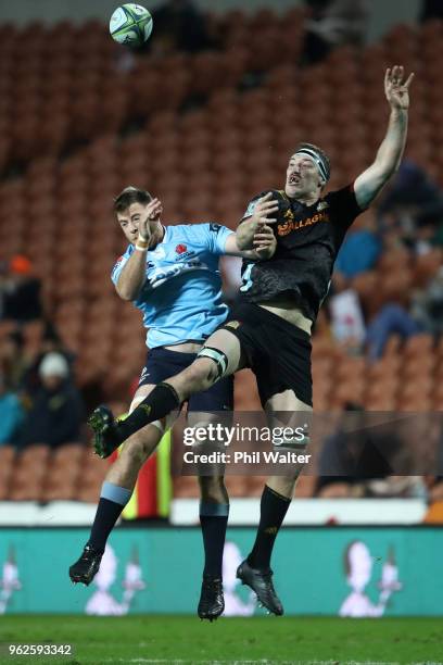 Brodie Retallick of the Chiefs and Jed Holloway of the Waratahs contest the ball during the round 15 Super Rugby match between the Chiefs and the...