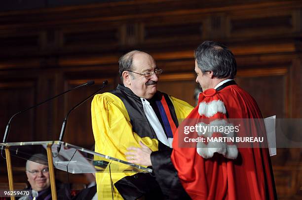 écrivain italien Umberto Eco s'apprête à prendre la parole, le 29 janvier 2010 à l'université de La Sorbonne à Paris, lors de sa décoration comme...