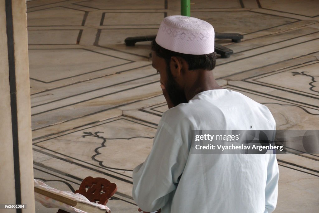 Reading and learning the Quran, Delhi Jama Masjid mosque, Islam in India