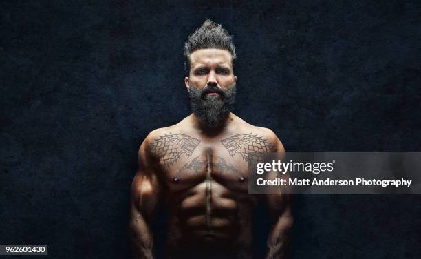 man beard tattoos millennial horz - bodybuilder fotografías e imágenes de stock