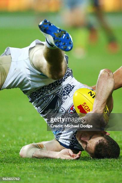 Joel Selwood of the Cats marks the ball during the round 10 AFL match between the Geelong Cats and the Carlton Blues at GMHBA Stadium on May 26, 2018...