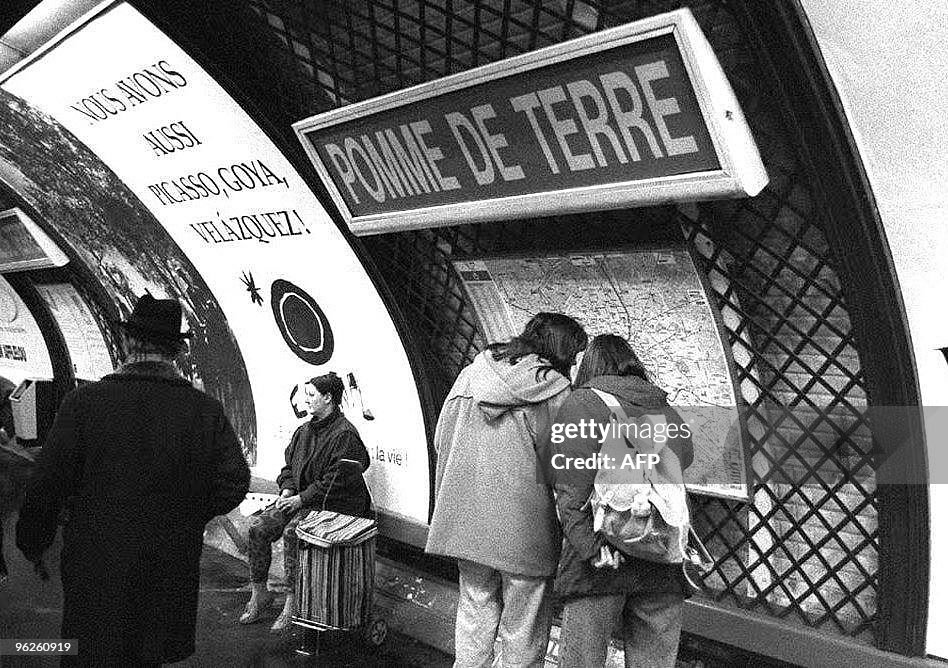 Two metro passengers consult the map, 01