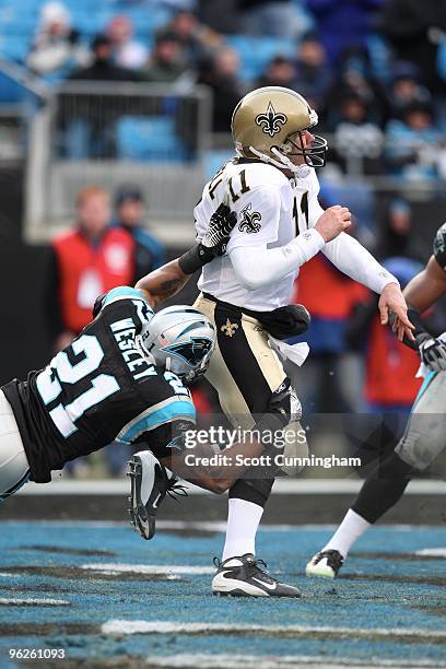 Mark Brunell of the New Orleans Saints passes against the Carolina Panthers at Bank of America Stadium on January 3, 2010 in Charlotte, North...