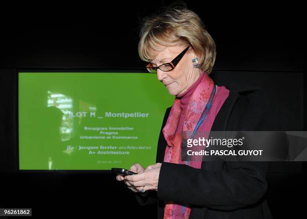 La maire socialiste de Montpellier, Hélène Mandroux consulte son téléphone, le 29 janvier 2010 à Montpellier, à l'issue d'une conférence de presse...
