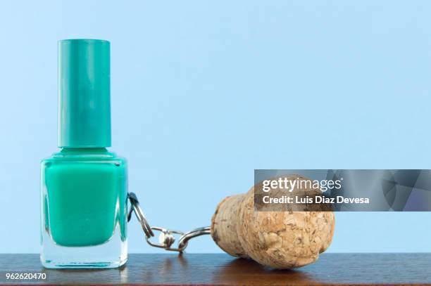 cava cork keyring holding green nail polish - bottle stopper 個照片及圖片檔