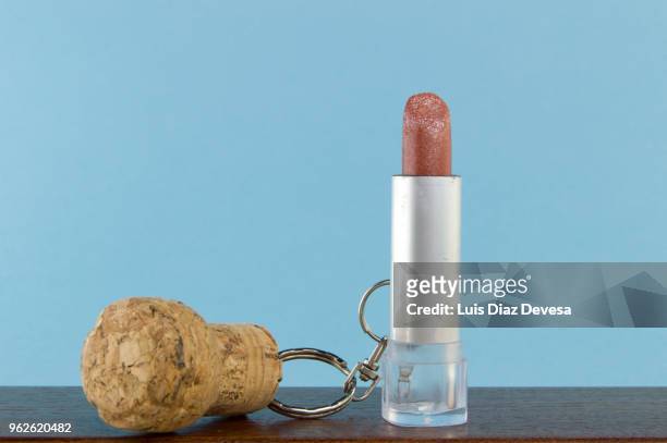 cava cork keyring holding  lipstick - bottle stopper 個照片及圖片檔
