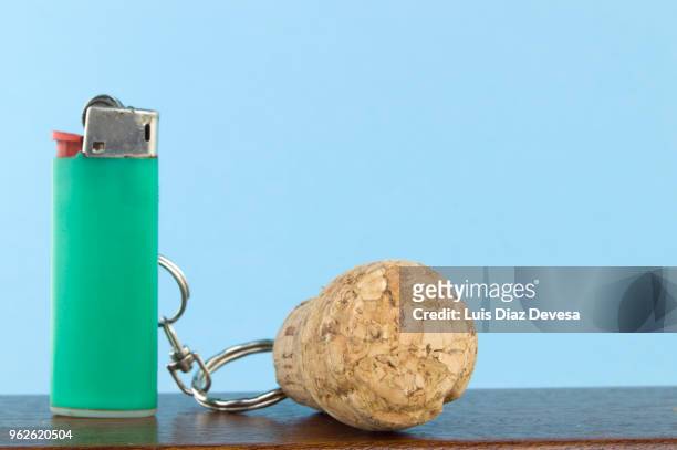 cava cork keyring holding green cigarette lighter - bottle stopper 個照片及圖片檔