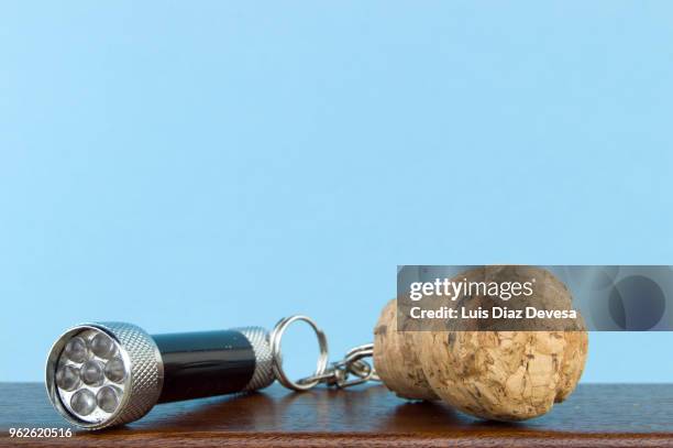 cava cork keyring holding flashlight - bottle stopper 個照片及圖片檔