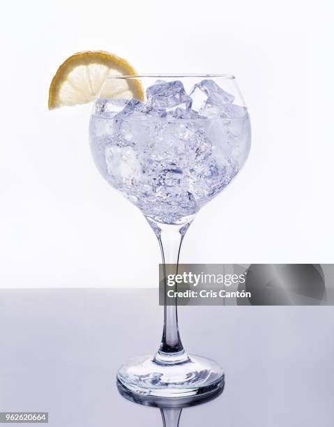 gin tonic - gin and tonic stock pictures, royalty-free photos & images