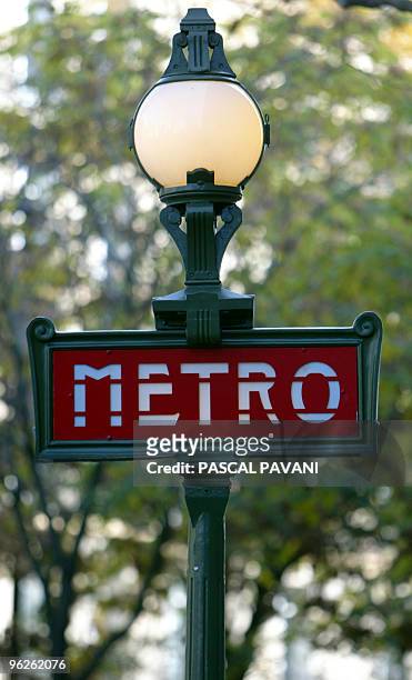 Vue de l'indication de l'entrée d'une bouche de métro, prise le 26 octobre 2004 à Paris. Né avec le 20ème siècle, le "métropolitain" parisien est un...