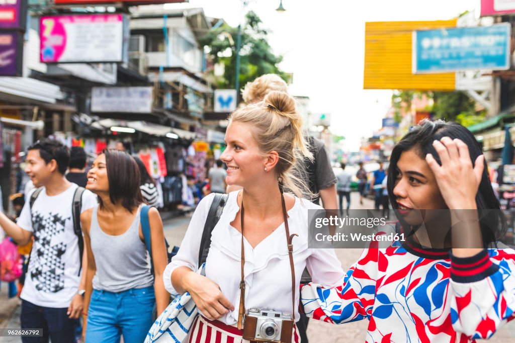 Thailand, Bangkok, Khao San Road, group of friends exploring the city