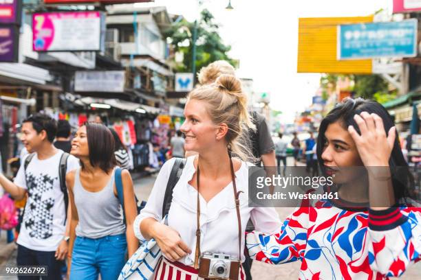 thailand, bangkok, khao san road, group of friends exploring the city - depth of field togetherness looking at the camera ストックフォトと画像
