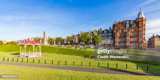 scotland, fife, st. andrews, waterfront promenade - st andrews schotland stockfoto's en -beelden