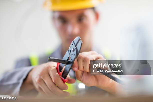 close-up of electrician cutting wire - man cutting wire stockfoto's en -beelden