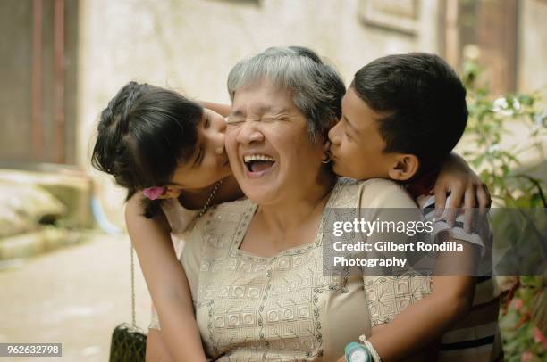 grandmother with grandchildren - filipinas fotografías e imágenes de stock
