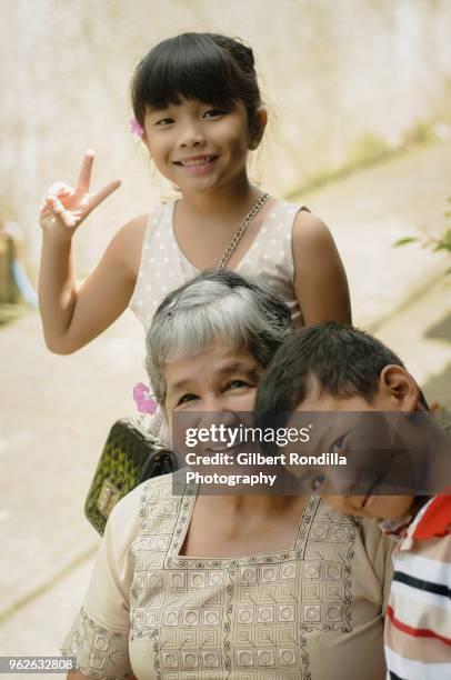 grandmother with grandchildren - luisiana photos et images de collection