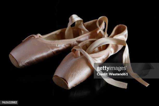 ballet shoes on dark ground - scarpette-per-danza-classica foto e immagini stock