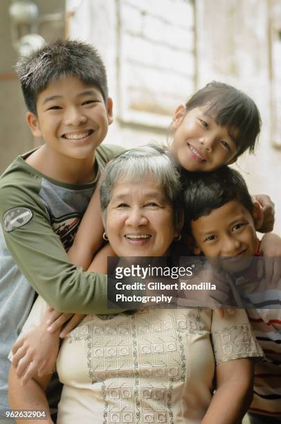 grandmother with grandchildren - luisiana photos et images de collection