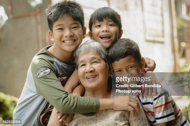 grandmother with grandchildren - luisiana 個照片及圖片檔