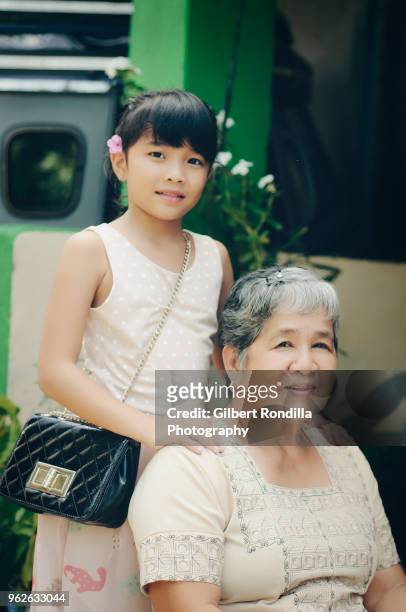grandmother with granddaughter - luisiana 個照片及圖片檔