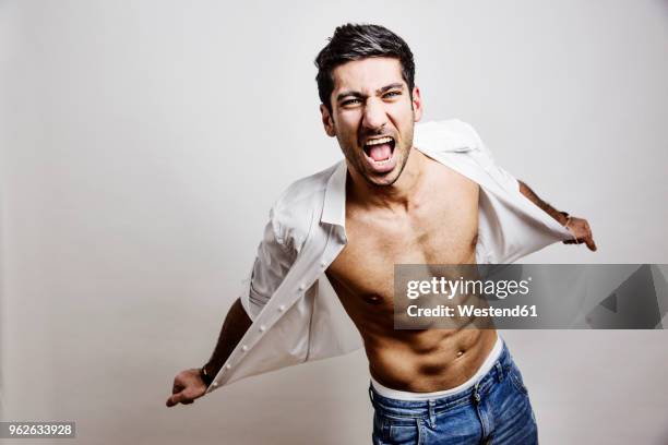 portrait of screaming young man - uitkleden stockfoto's en -beelden