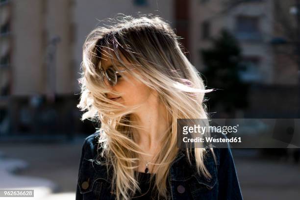 young woman tossing her hair - pelo largo fotografías e imágenes de stock