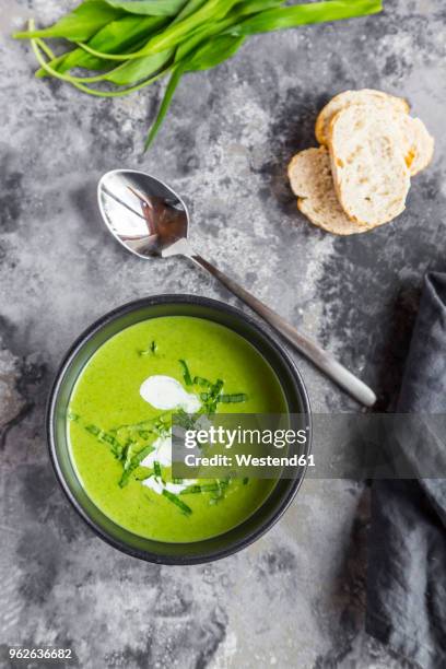bowl of ramson soup garnished with ramson and cream - scodella per zuppa foto e immagini stock