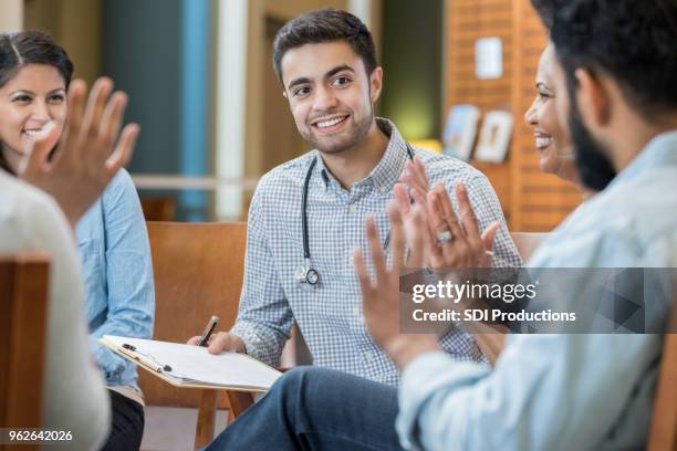 studierende der medizin studie zusammen - clinical study stock-fotos und bilder