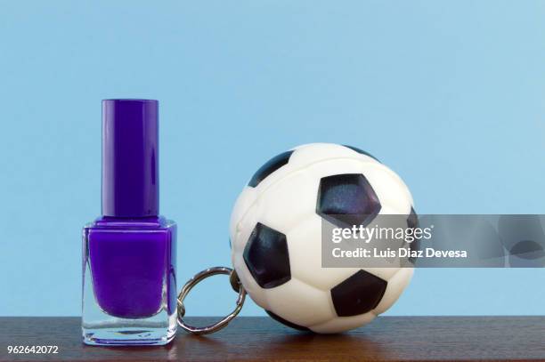 rubber ball football keyring holding  purple  nail polish - verniz roxo imagens e fotografias de stock