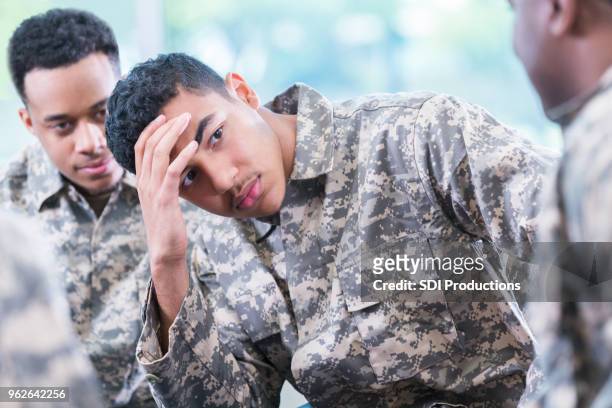 verstört soldat gespräche mit therapeuten - kadett stock-fotos und bilder