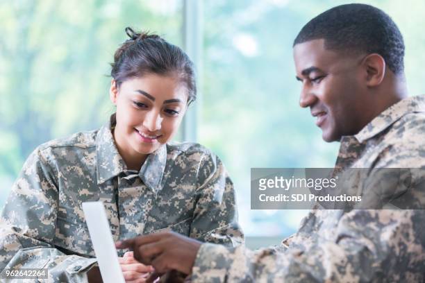 männliche und weibliche soldaten besuchen militärakademie - kadett stock-fotos und bilder