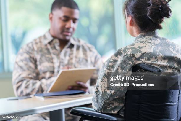 military mental health professional helps injured soldier - injured us army stock pictures, royalty-free photos & images