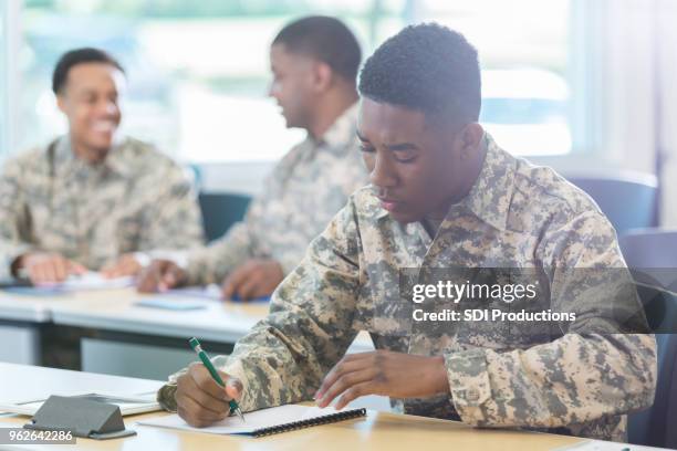 us-soldat im klassenzimmer - kadett stock-fotos und bilder