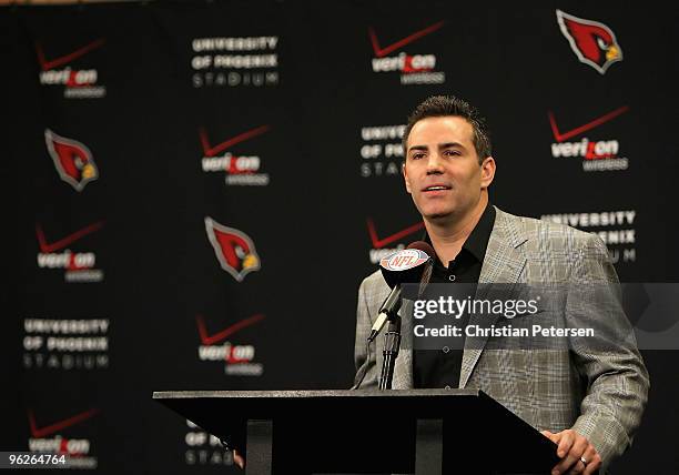 Quarterback Kurt Warner of the Arizona Cardinals announces his retirement from football during a press conference at the team's training center...